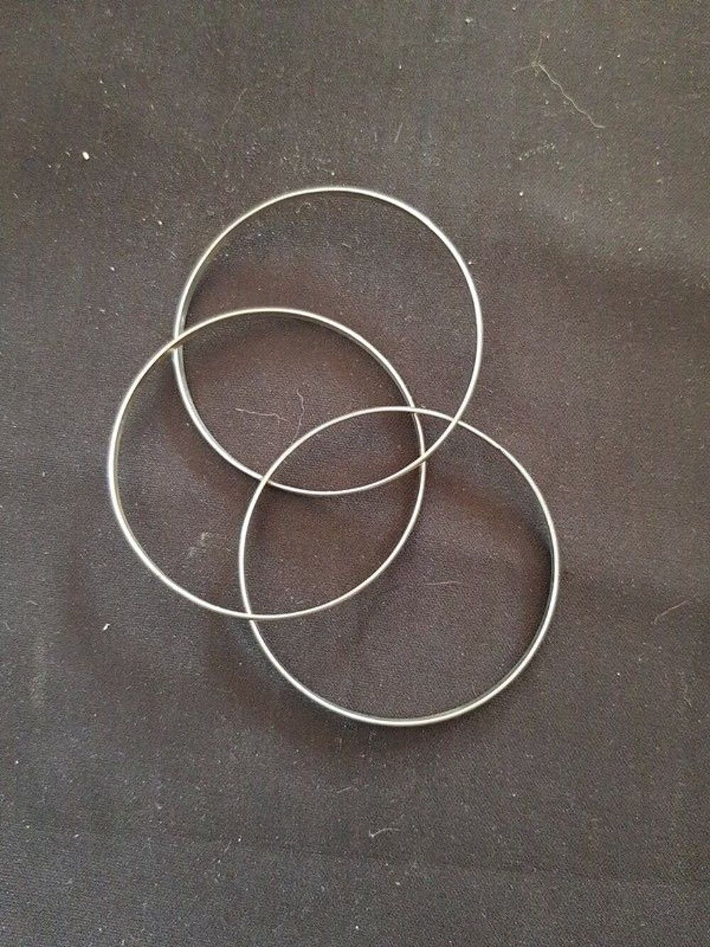 3 bracelets argent&eacute; tr&egrave;s bon etat ils sont li&eacute;s 2 e Bijoux et montres
