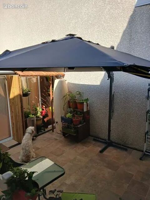Parasol 3x3 déporté  et inclinable équipé éclairage led Pézilla-la-Rivière (66)