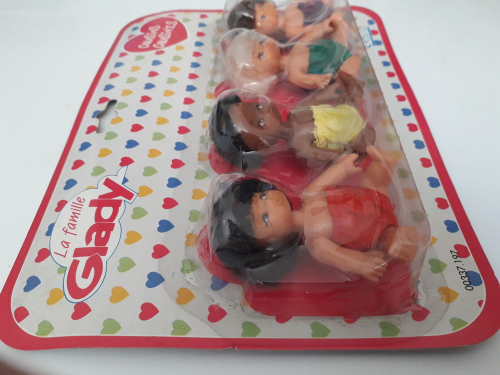 Poup&eacute;es ( La famille Glady ) NEUF 