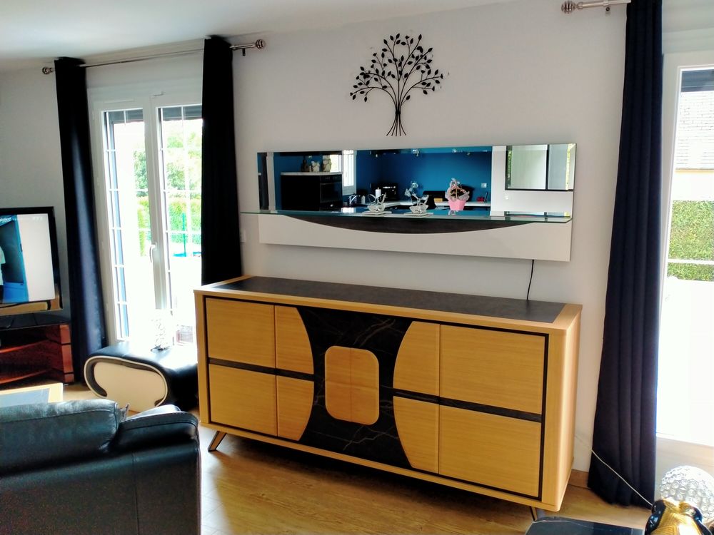 Tr&egrave;s beau miroir mural moderne avec &eacute;tag&egrave;re en verre tremp&eacute; Décoration