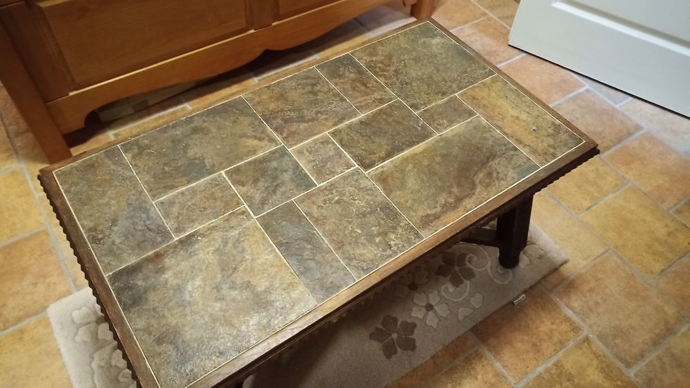 Table basse en ch&ecirc;ne avec rev&ecirc;tement en pierre Meubles