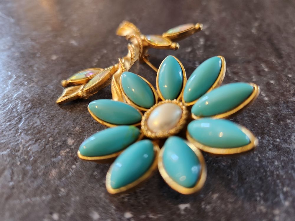Broche fleur P&eacute;tales turquoise strass C.LACROIX Bijoux et montres