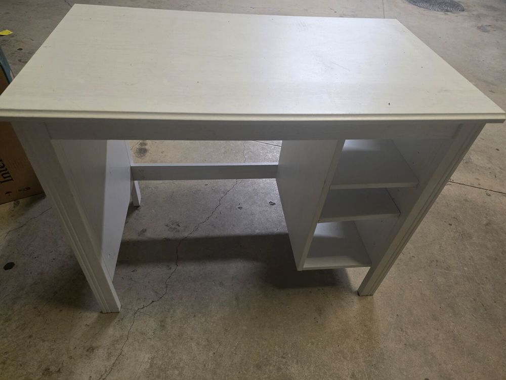 Meuble i formatique avec une chaise Meubles