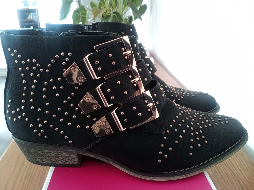 une paires de boots femme P.38 neuf Chaussures