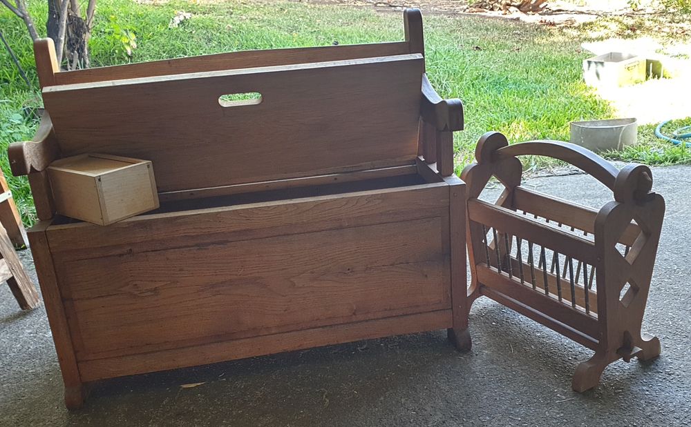 BANC COFFRE AVEC SON PORTE-REVUES Meubles