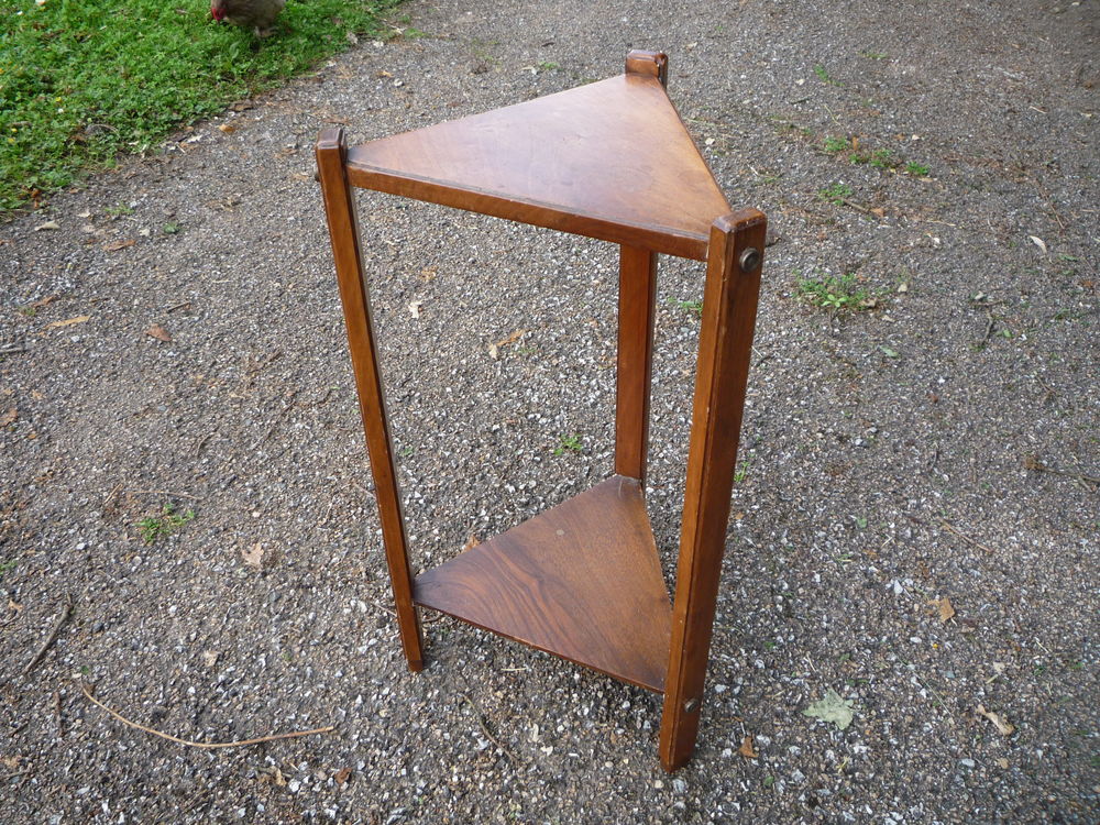 Gu&eacute;ridon en noyer art d&eacute;co triangulaire
Meubles