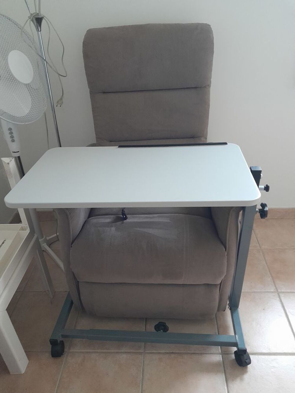 FAUTEUIL RELEVEUR CONFORT, (&eacute;lectrique) + TABLETTE Meubles