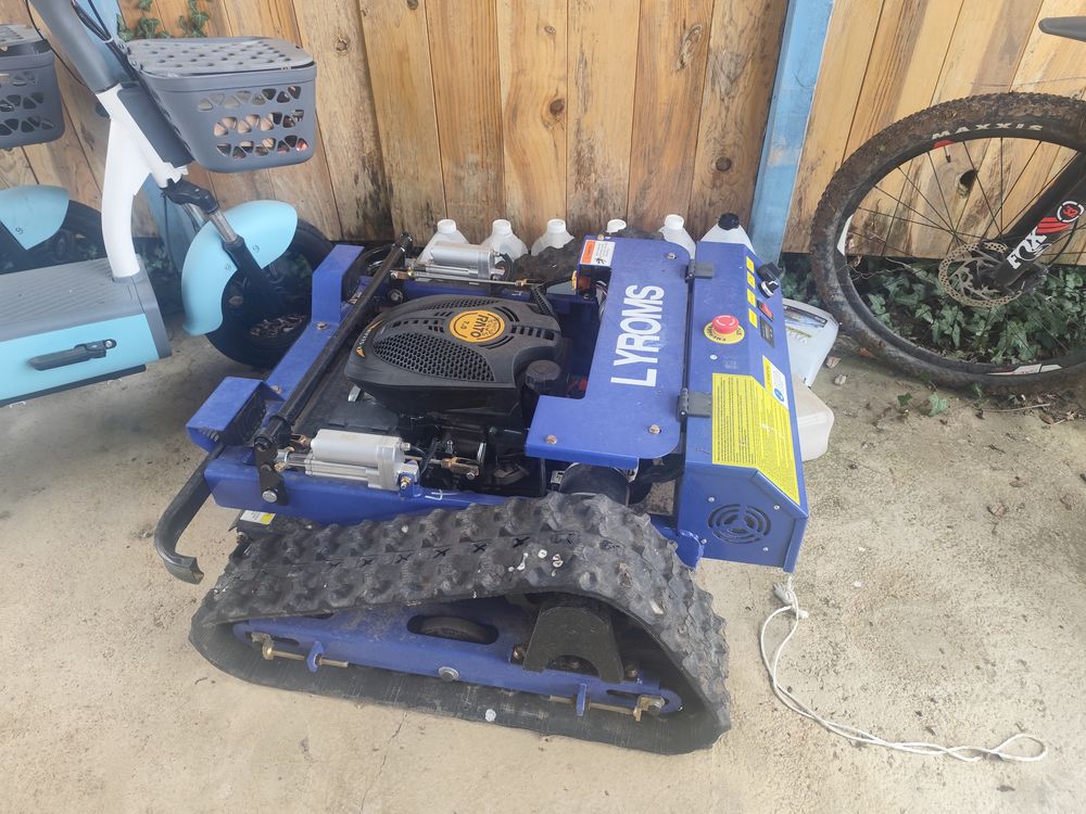 Robot Tondeuse D&eacute;broussailleuse avec t&eacute;l&eacute;commande Jardin