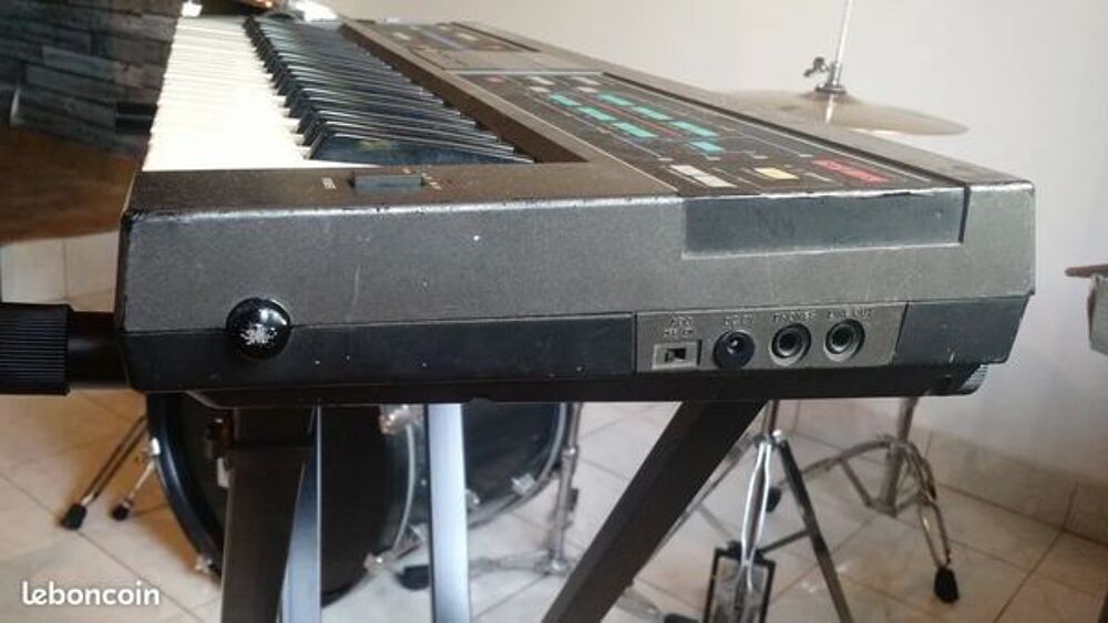  Synth&eacute;tiseur Casio CZ 1000, 1985, Japon.
Instruments de musique