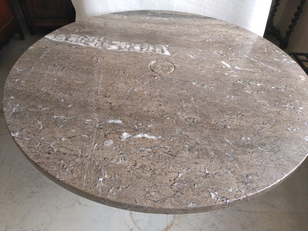 Table ronde de salle &agrave; manger enti&egrave;rement en marbre marron Meubles