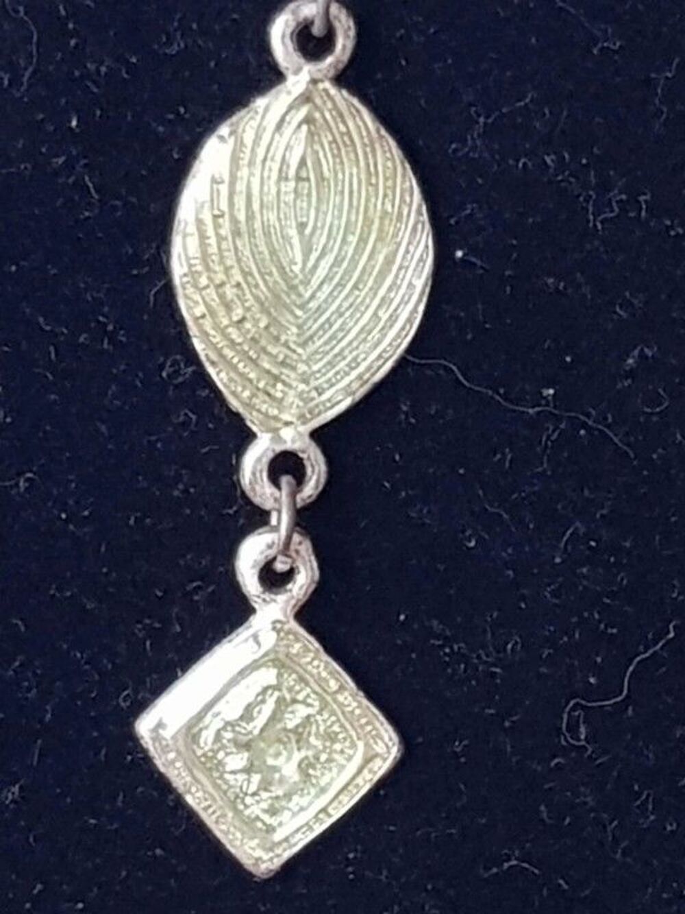 Boucles d oreilles pendantes doubles vertes nacr&eacute; sur une fa Bijoux et montres