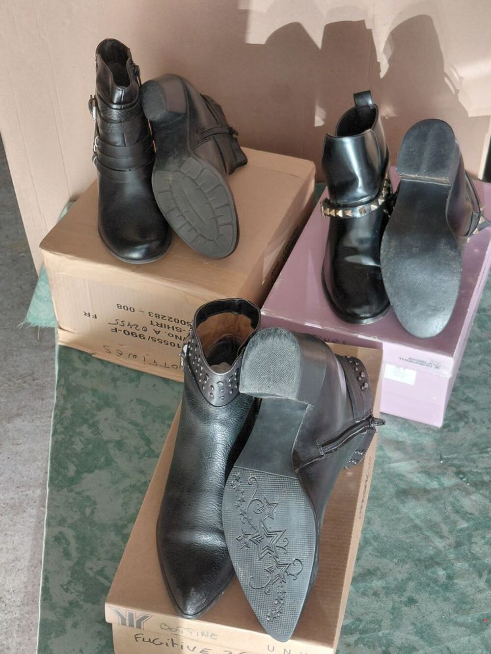 Differentes chaussures , femles- enfants et hommes. Chaussures