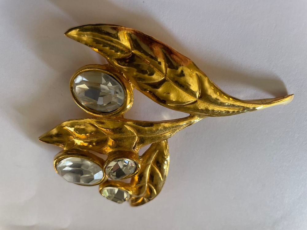 Broche dor&eacute;e feuille d'olivier strass crystal Ines Fressange Bijoux et montres