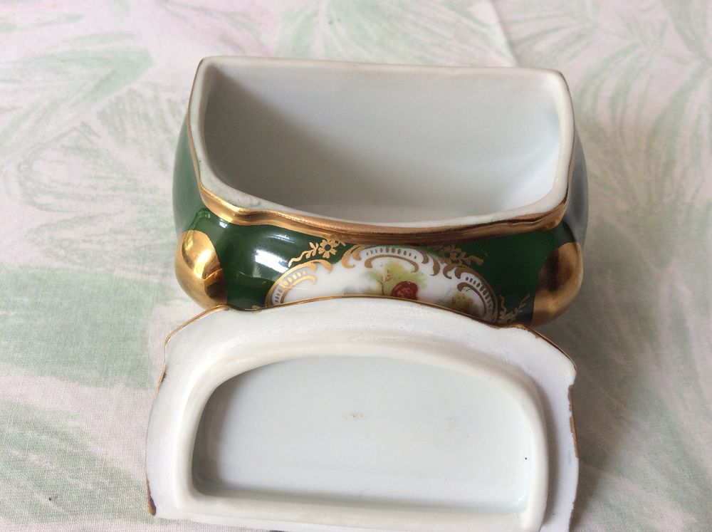 Bo&icirc;te &agrave; bijoux Limoges forme commode d&eacute;cor sc&egrave;nes galantes Décoration