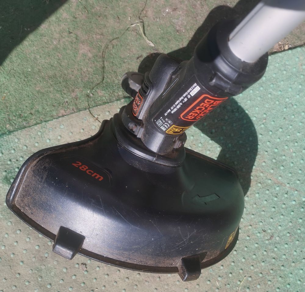 Coupe bordure black et decker &agrave; batterie Jardin