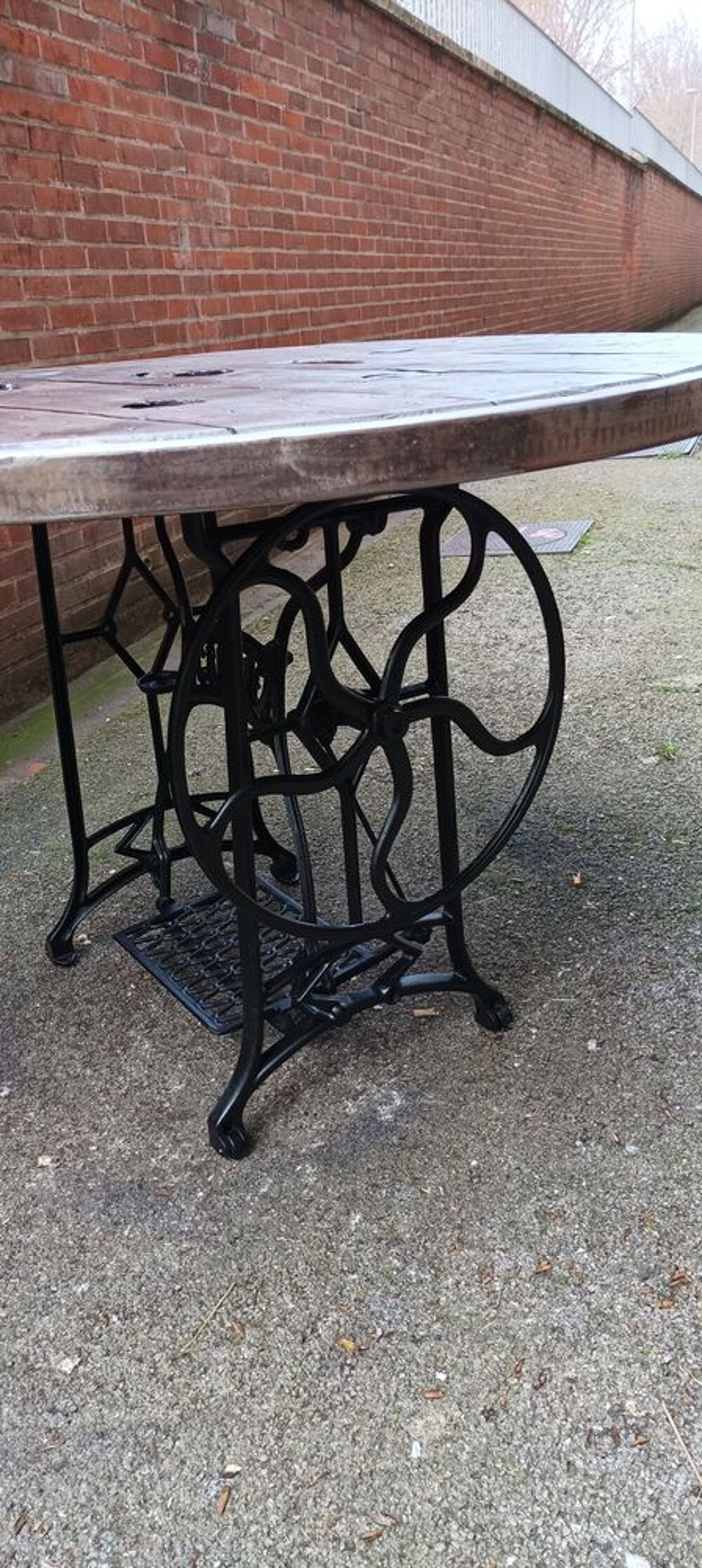 Table, ancienne machine &agrave; coudre et plateau de touret Meubles