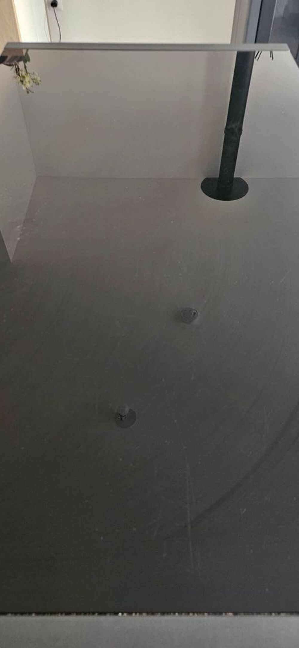 Titre : Table structure acier et plateau verre
? Meubles