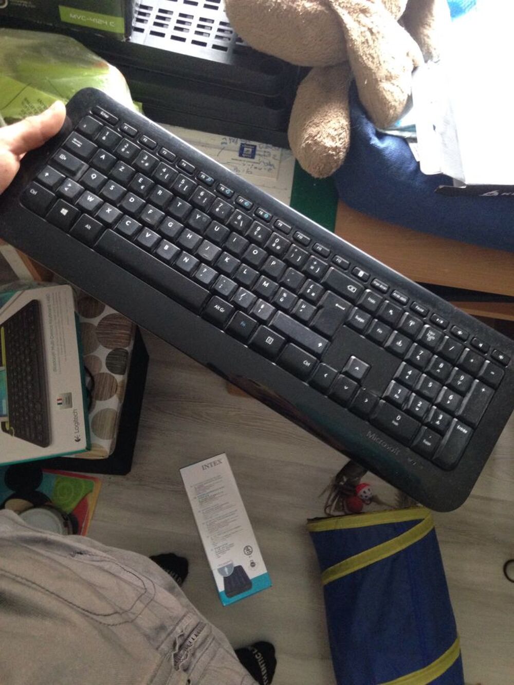 clavier Microsoft sans fil avec adaptateur wifi. Matériel informatique