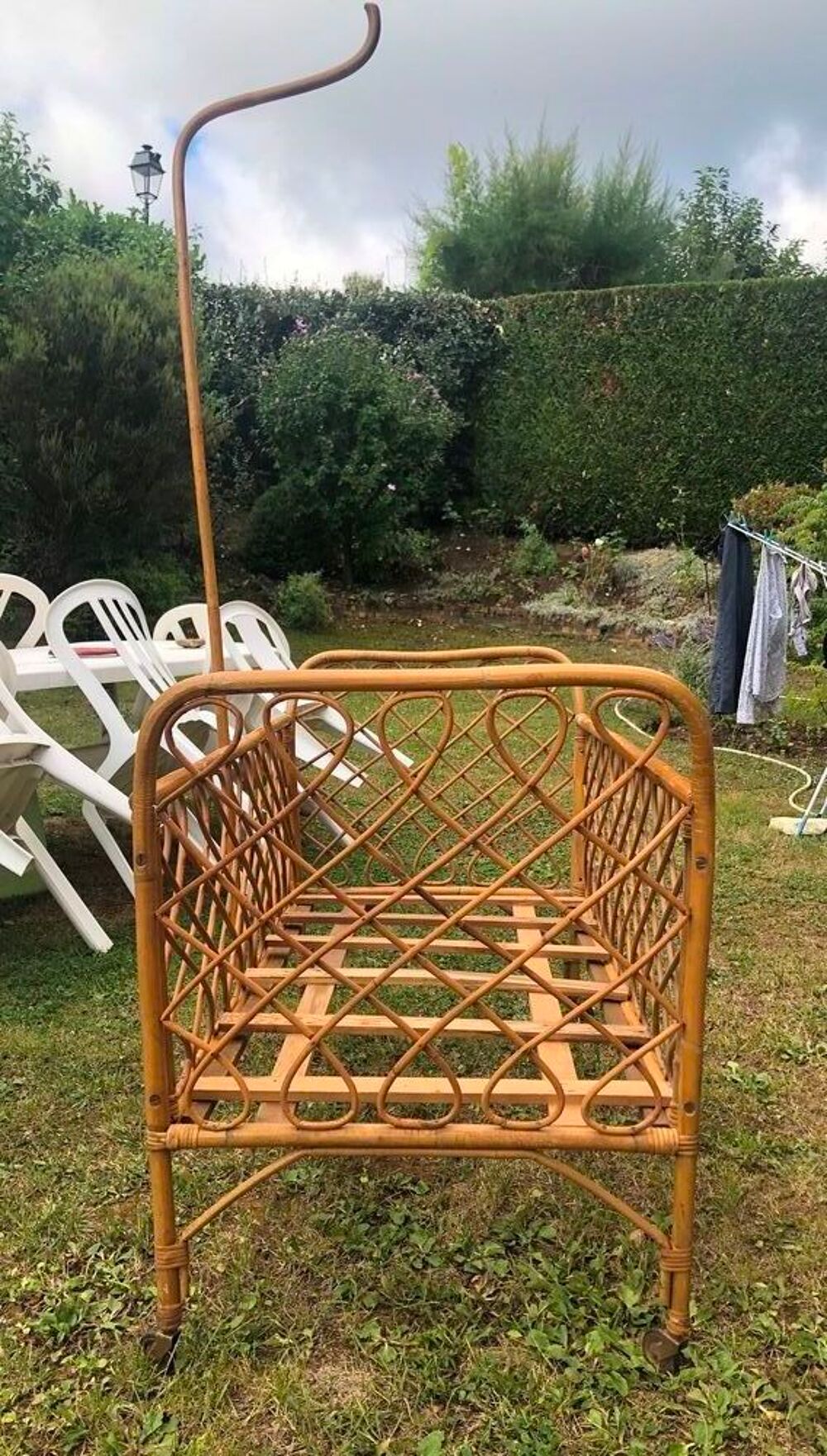 Lit b&eacute;b&eacute; en rotin vintage Puériculture