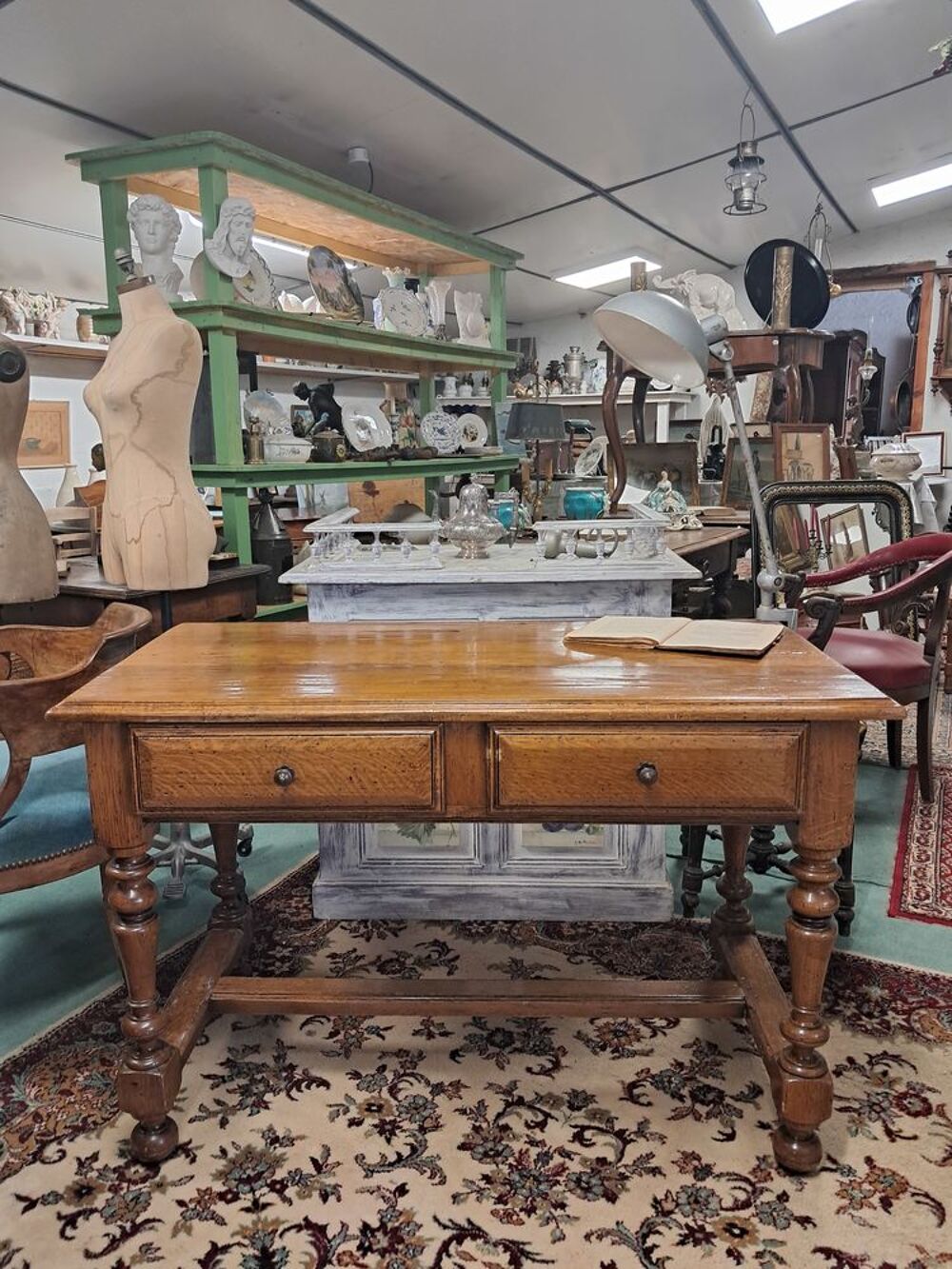 Bureau ancien en ch&ecirc;ne clair milieu XX&egrave;me Meubles