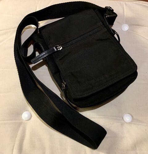 SAC bandouli�re BENETTON ; �TAT NEUF 20 L'Isle-Jourdain (32)