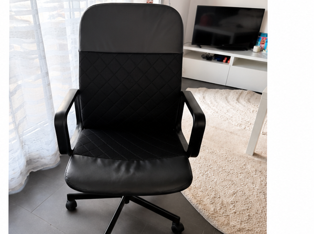 Chaise de bureau noire &agrave; roulettes, confortable en bon &eacute;tat Meubles
