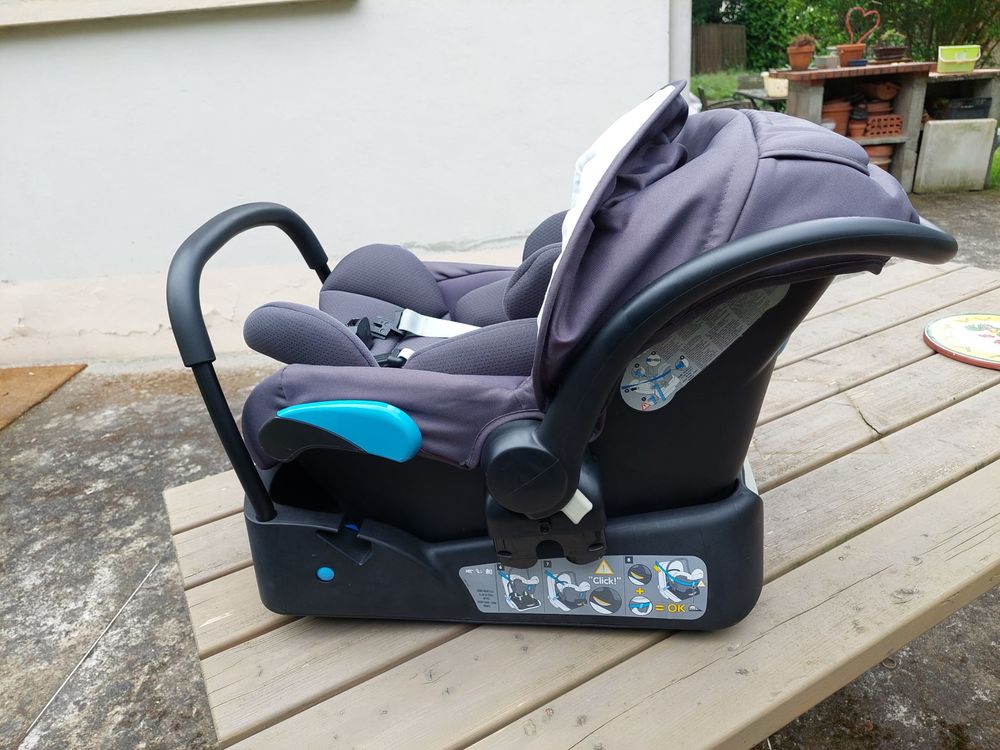 Si&egrave;ge auto : cosy et base Puériculture