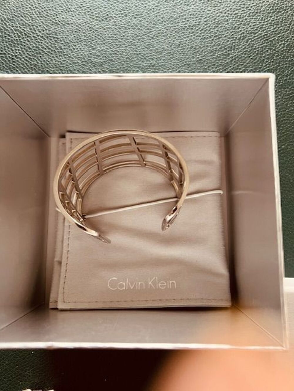 Valeur s&ucirc;re bracelet Calvin Klein en acier. Bijoux et montres