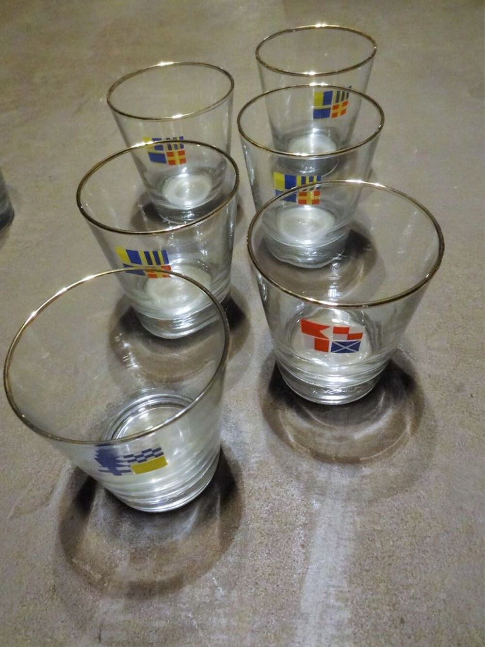 6 verres pubs MOBIL, pas tous avec m&ecirc;me drapeaux
