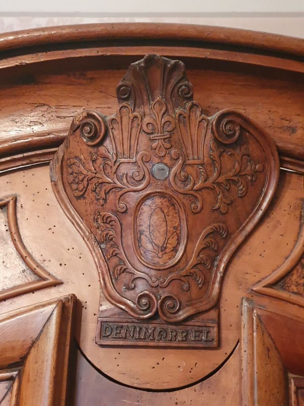 Rare armoire bressane en parfait &eacute;tat chapeau de gendarme. Meubles