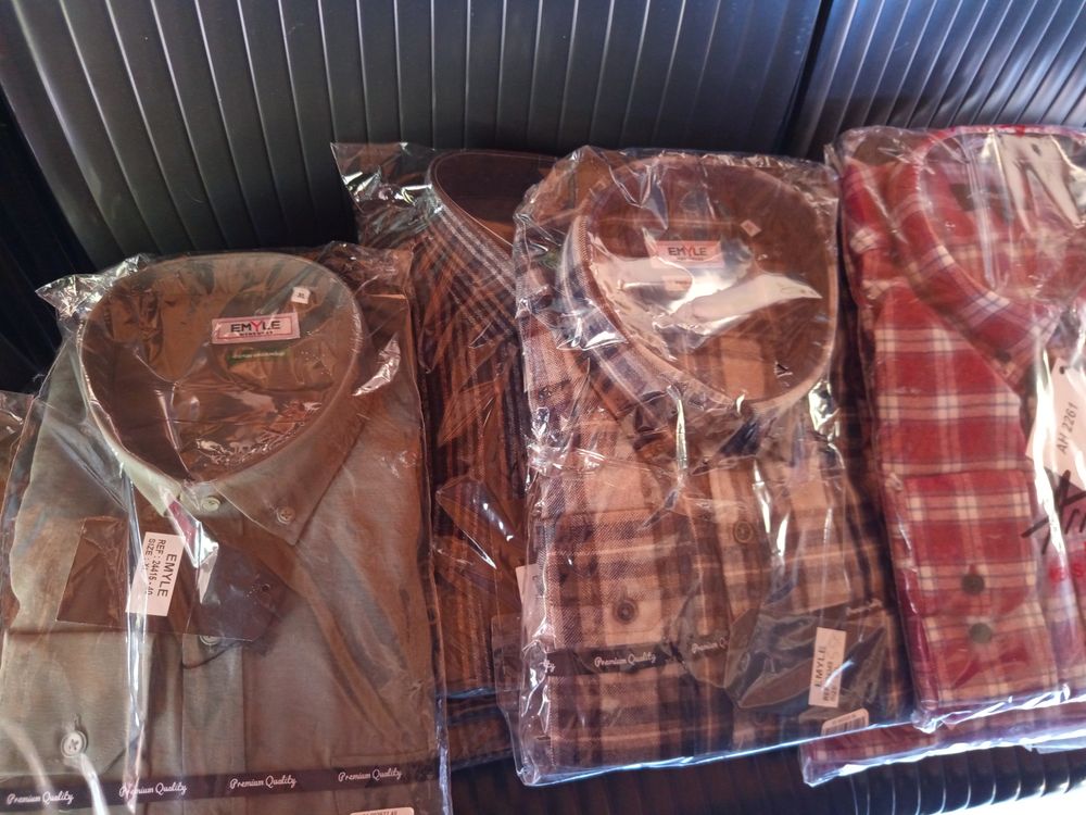 UN LOT DE VETEMENT NEUF 
Vêtements