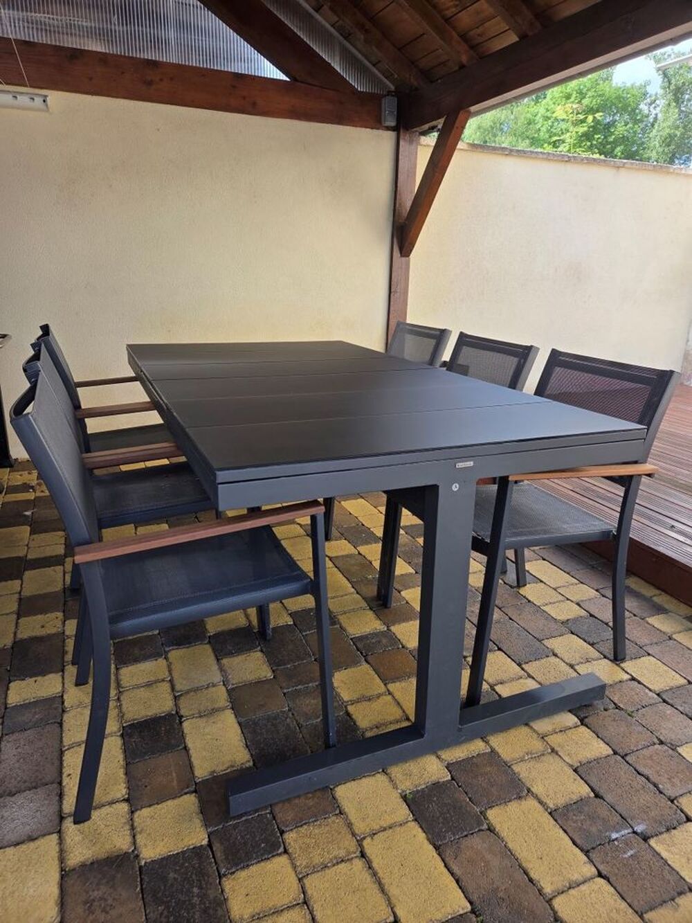 Table ext&eacute;rieure et fauteuil ext&eacute;rieur Meubles