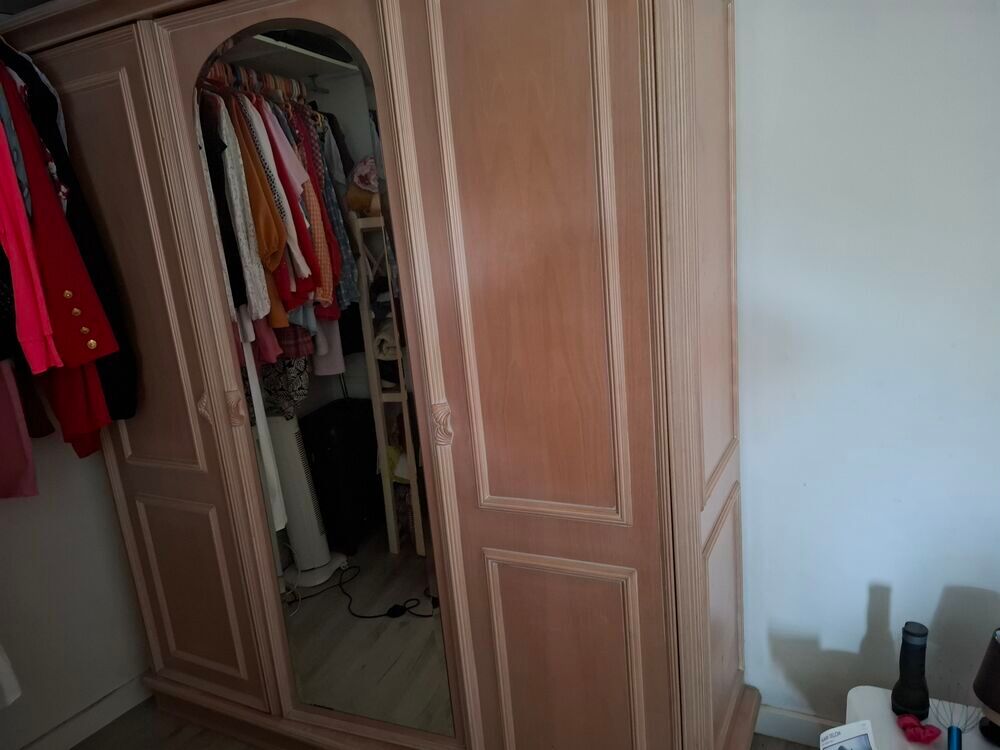 Armoire rose 3 portes dont une avec glace Meubles