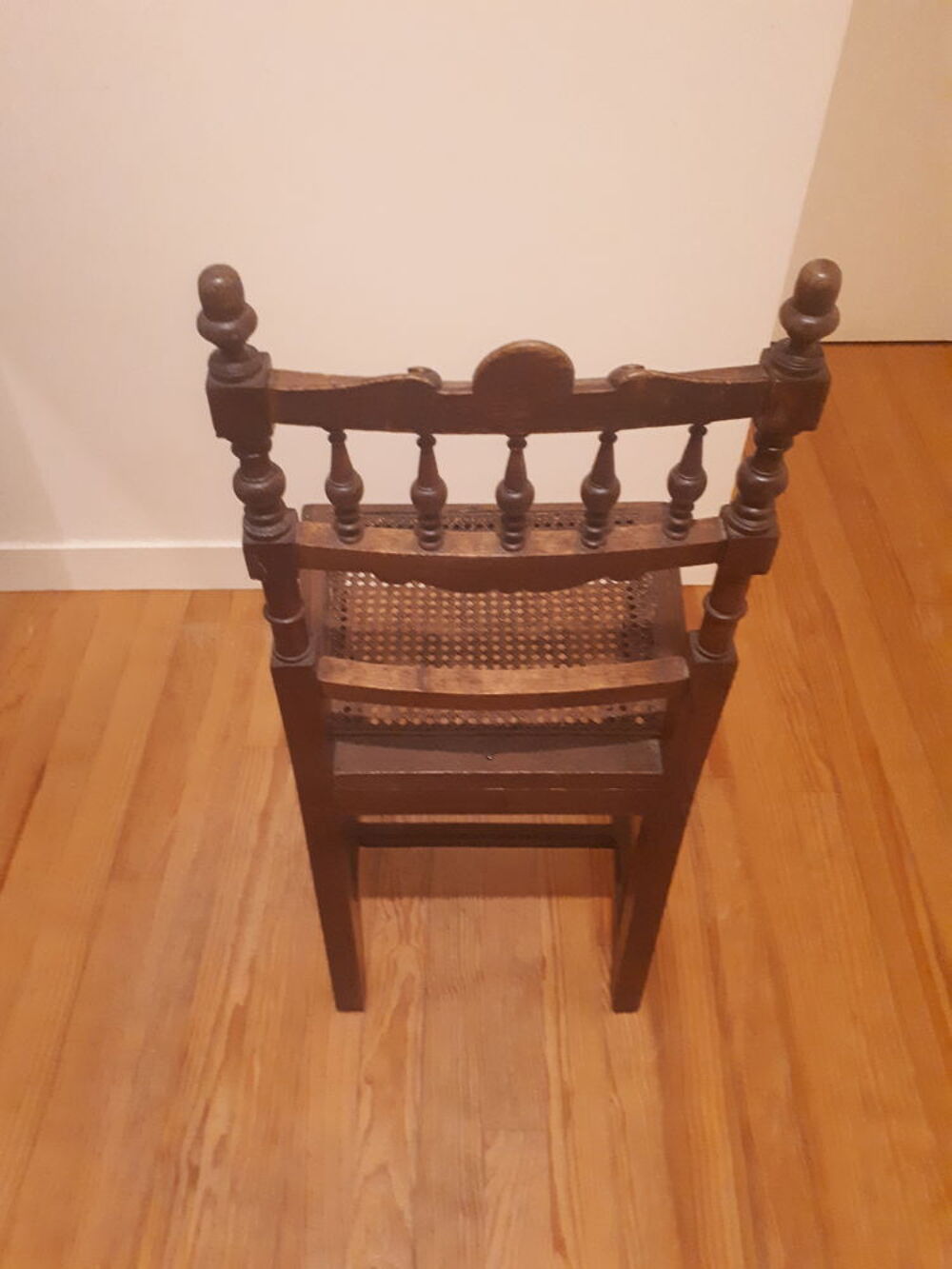 Chaise paill&eacute;e en bois style campagne, 10 euros
Meubles