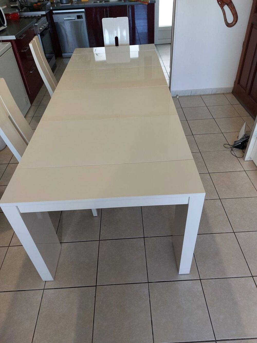 SUPERBE TABLE EN LAQUE BLANC AVEC 4 RALLONGES . Meubles