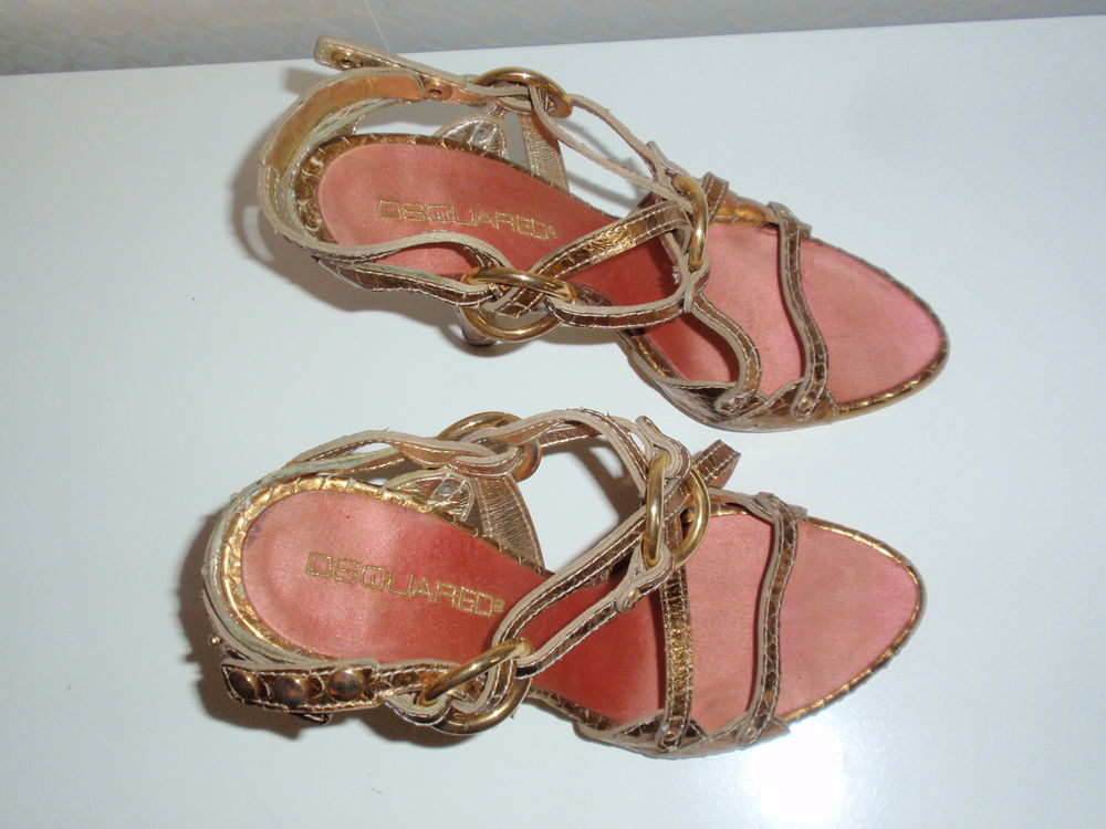 Sandale en python dor&eacute;s DSQUARED2 comme neuf. Chaussures