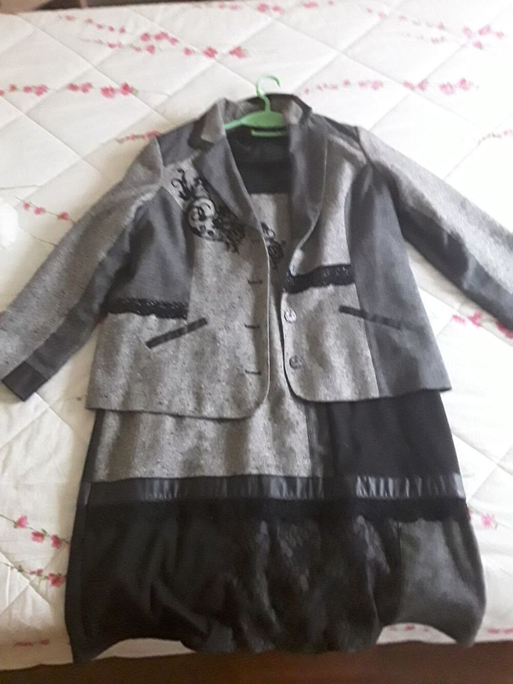 deux ensembles veste et robe plus un manteau Vtements