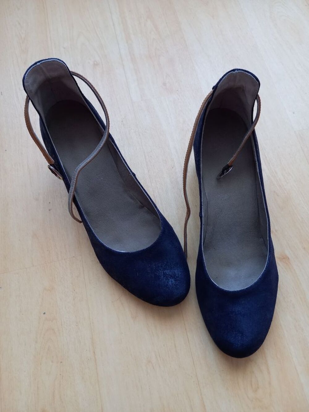 Compens&eacute;es bleu brillant T39
Je prends parfaitement soin de mes chaussures ; pas de traces ni t&acirc;ches, pas d'odeur.
T 40 mais convient plus pour T 39
talon : 5,5 cm
marque : dorking Chaussures