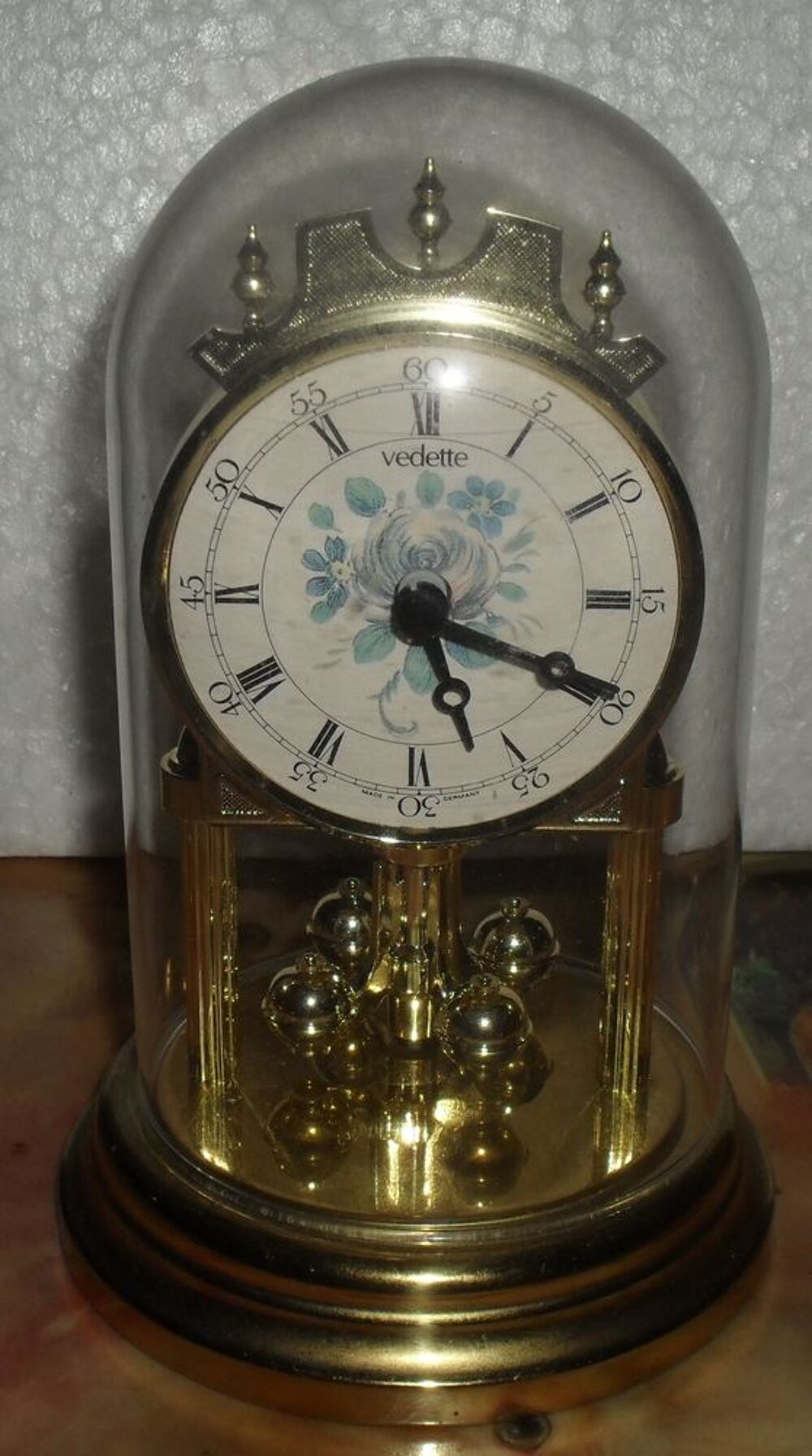 Pendulette dor&eacute;e sous cloche 
Marque Vedette Dcoration