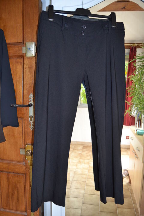 PANTALON  NOIRE  MIM 8 Saint-Saturnin-lès-Apt (84)