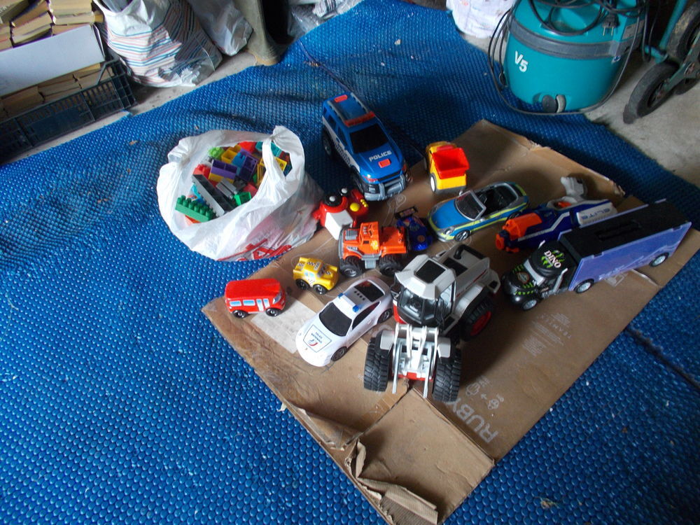 lot de jouets vehicules et legos Jeux / jouets