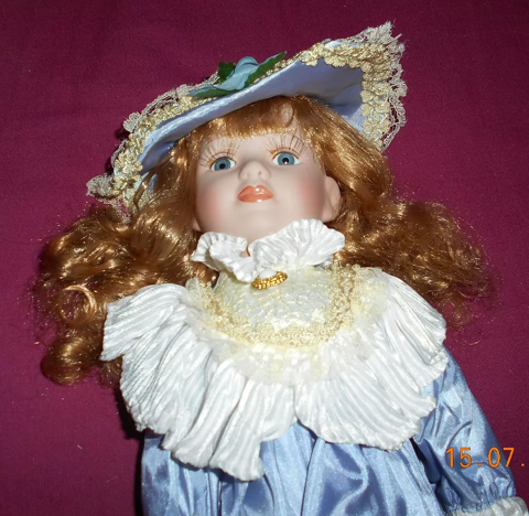 poupe porcelaine robe bleu-blanche 8 Ervy-le-Chtel (10)
