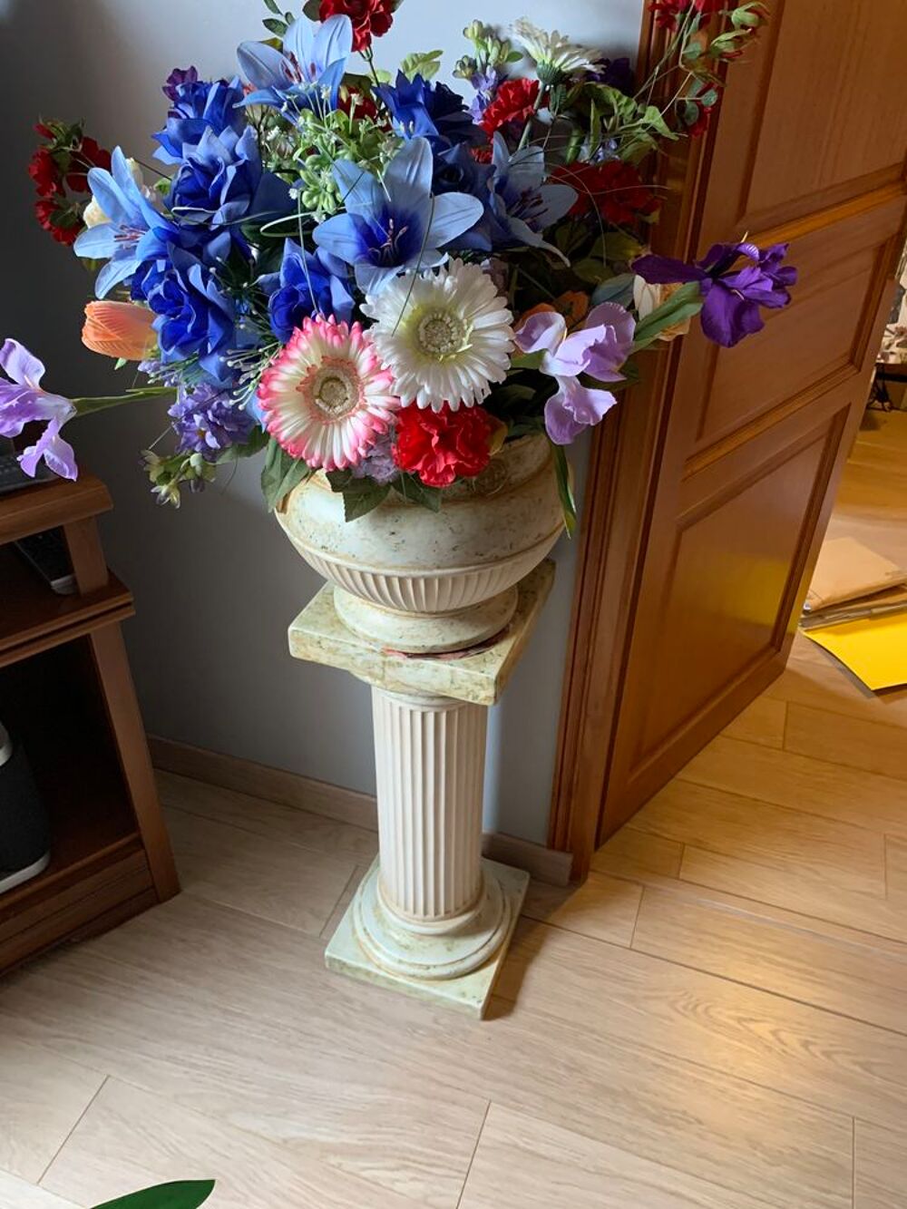 colonne en c&eacute;ramique avec vase et fleurs artificielles Décoration