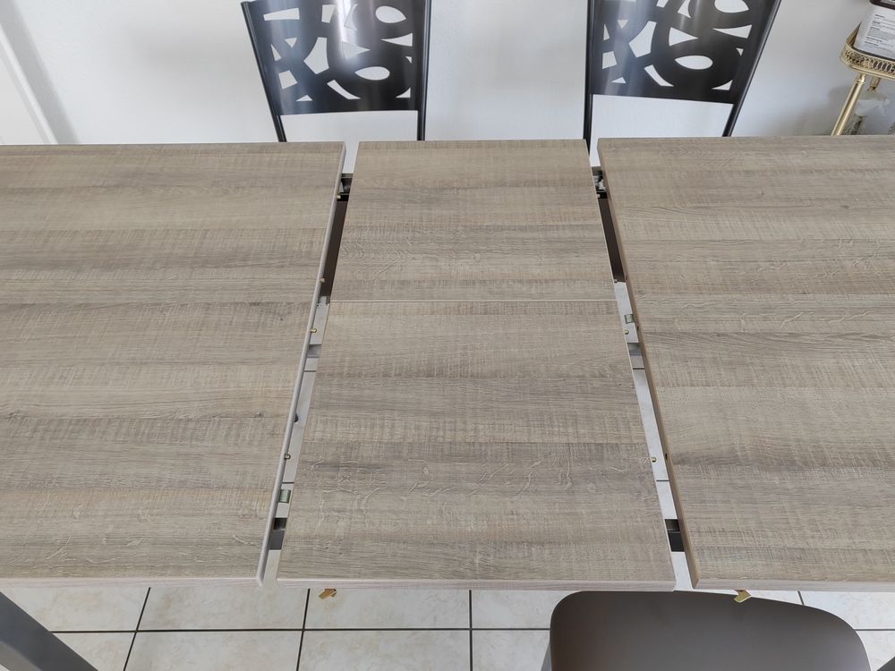 Table de salle &agrave; manger et ses 4 chaises Meubles