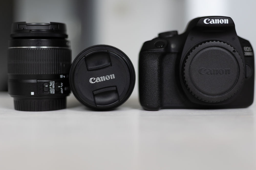 Boitier CANON 2000D avec 2 objectifs et accessoirs Photos/Video/TV