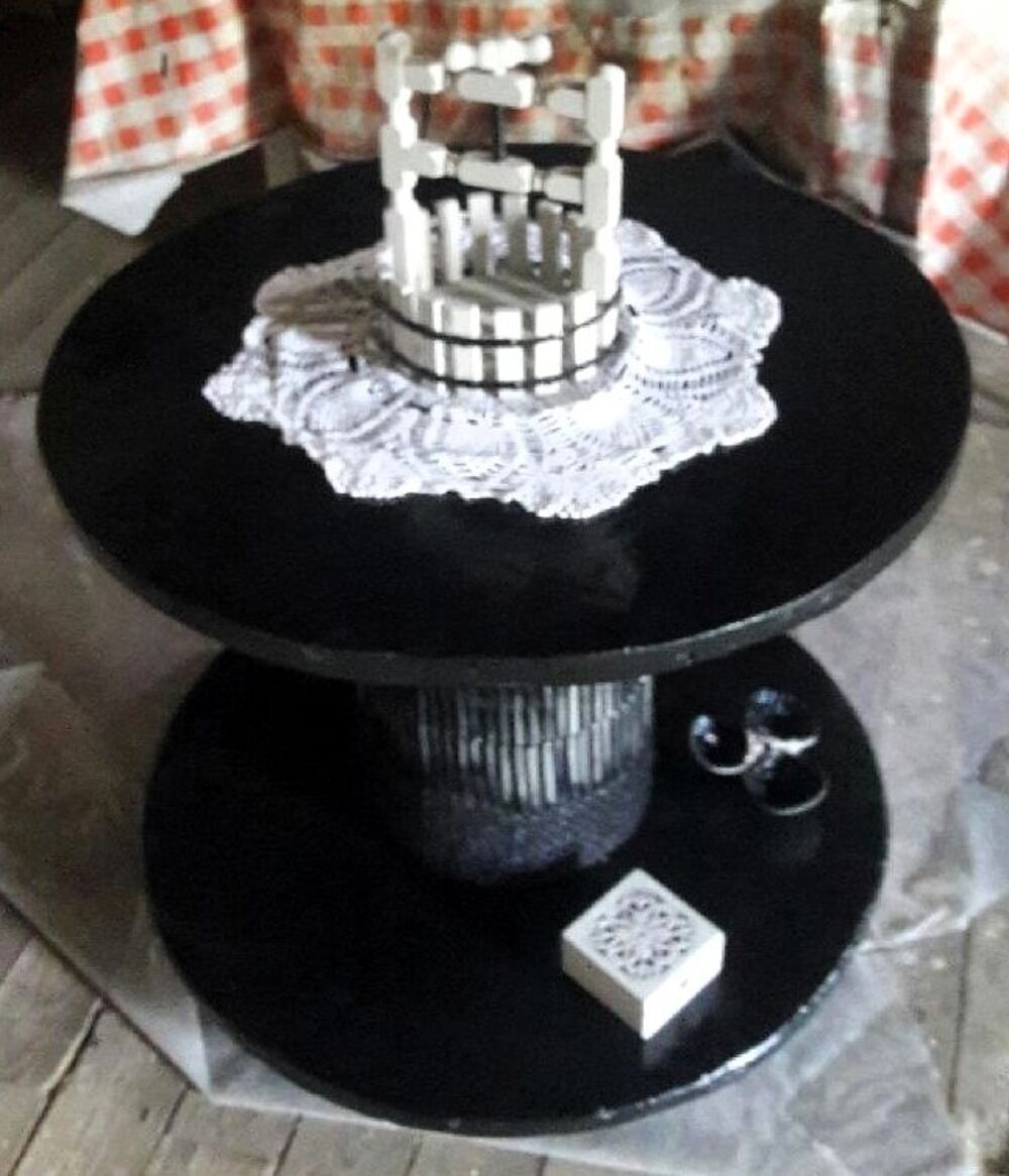 Touret noir &agrave; roulettes avec d&eacute;corations. Décoration