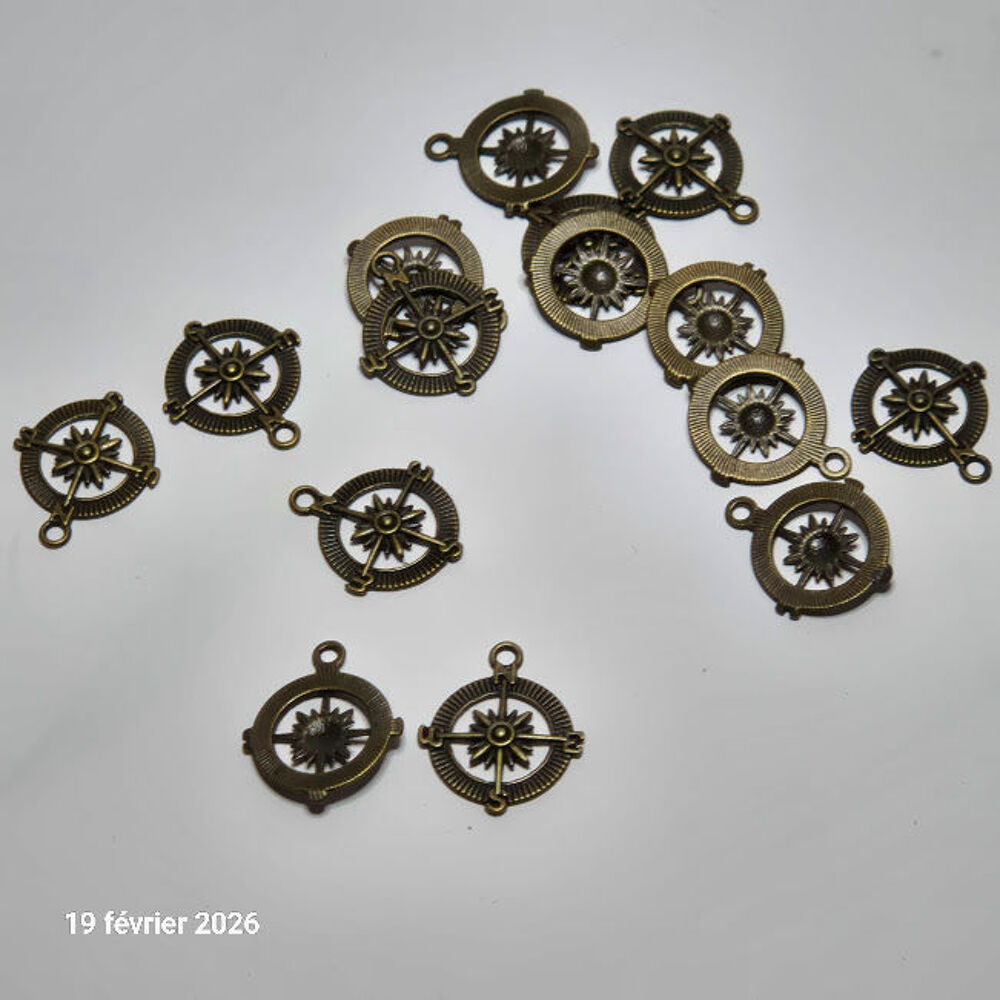 Lot de 15 roses des vent, breloques, en m&eacute;tal jaune, bronze Bijoux et montres