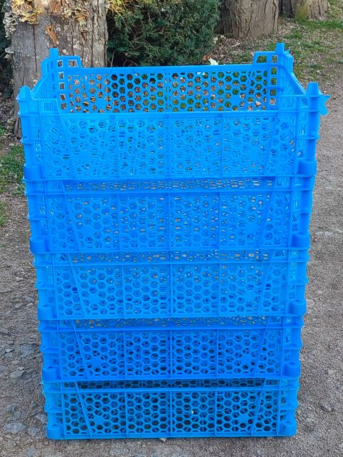 5 cagettes de rangement encastrables en plastique 17 Avermes (03)