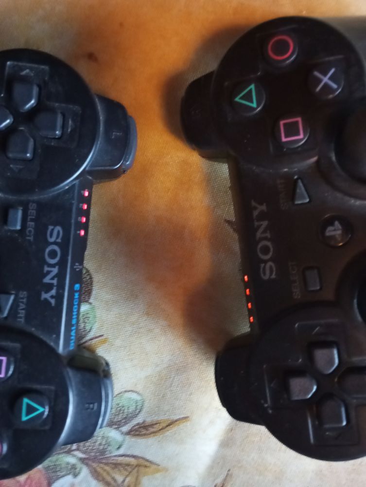 Lot De Manettes PS4 DualShock 4 + Peut-être Accessoire VR ? - Occasion En état Fonctionnel