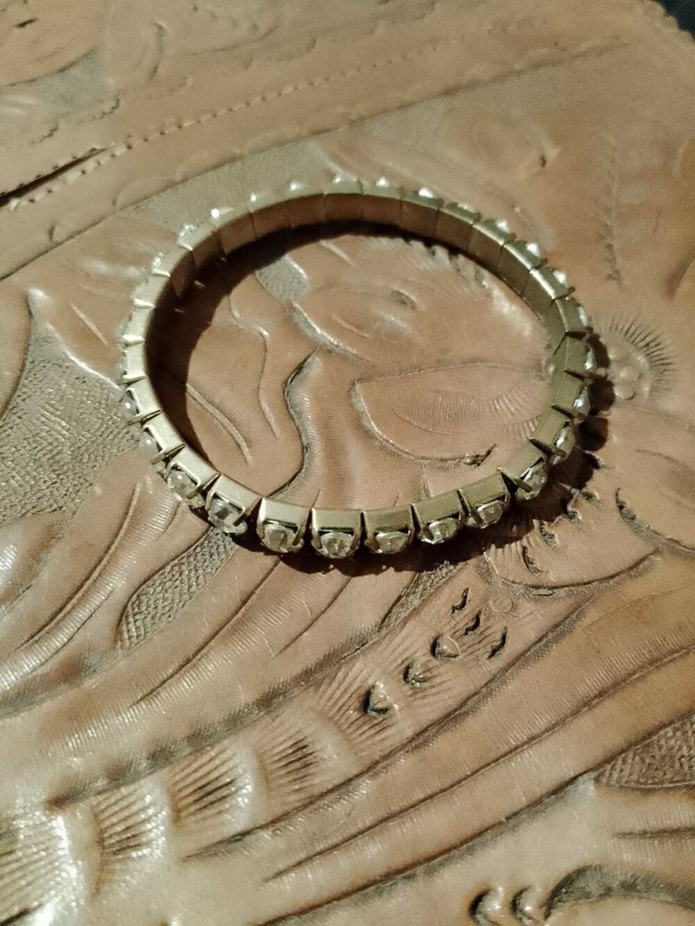 bracelet &eacute;lastique Strass translucides sur m&eacute;tal argent&eacute;. Bijoux et montres